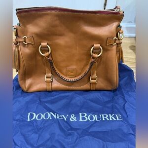 Dooney & Bourke large tote bag. In excellent condition!